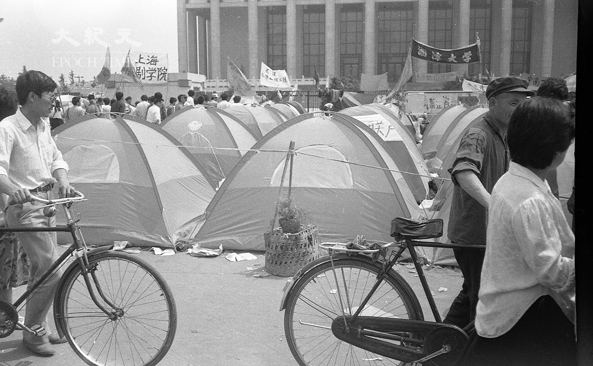 1989年六四前夕北京天安門廣場，香港民眾捐贈的帳篷。6月3日夜，當中共軍隊的坦克開進天安門廣場時，帳篷裏還有學生在睡覺。（蔣一平提供）