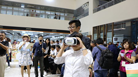 全台首创以GoPro_VR实境拍摄方式，介绍嘉义美食旅游的装置也首度登场。市长黄敏惠头戴装置，体验创新的嘉义旅行。
