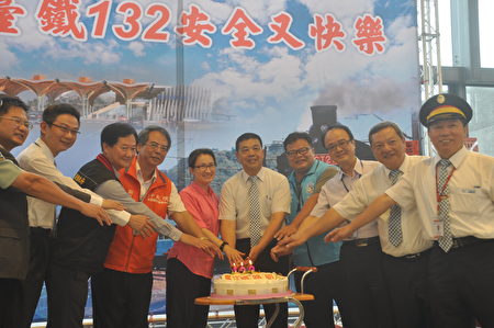 花莲站庆祝台铁132周年生日，举办搭乘“CT273”蒸汽火车的铁路节活动。