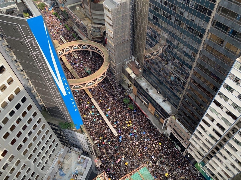 2019年6月16日,香港,由高空所見反送中的遊行隊伍,銅鑼灣一帶擠滿遊行人潮。(李逸/大紀元)