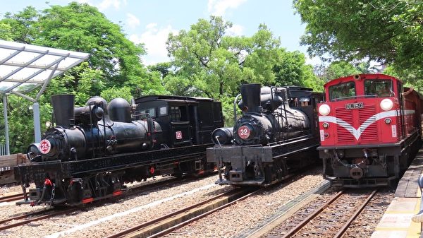 台阿里山百年蒸汽老火車回家 百歲人瑞相迎