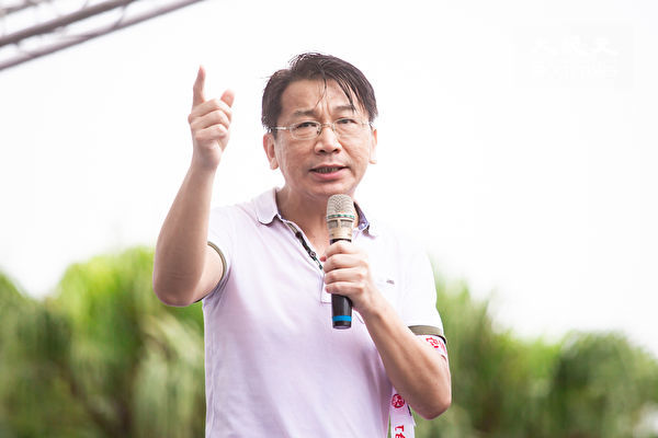 「拒絕紅色媒體、守護台灣民主」活動6月23日在總統府前凱達格蘭大道舉行，時代力量立委徐永明上台發言。（陳柏州／大紀元）