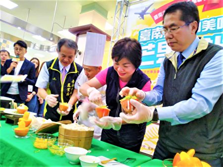黄伟哲(右)与台中市副市长杨琼璎(中)一起制作芒果甜饭及芒果三明治。