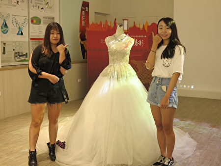 僑光科大「獨家記憶」婚紗設計學生團隊，從設計婚紗到親手縫製，耗費了近一個月的時間，再結合程式設計展現更浪漫的光雕情境。