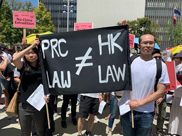 抗議民眾打出中共法律不等於香港法律的條幅，反對引渡惡法。（姜琳達／大紀元）