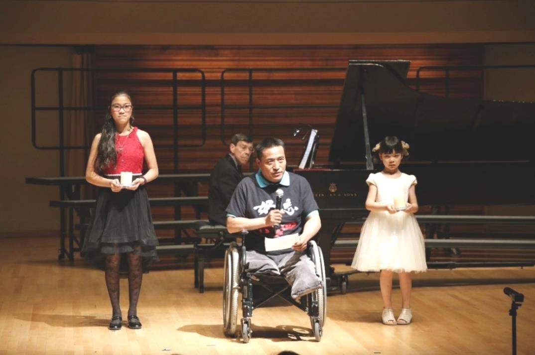 2019年6月2日,芝加哥,東西方音樂藝術團舉辦「天安門六四」三十周年紀念音樂會,紀念會以當年被坦克車碾斷雙腿的傷者——方政感人的致詞拉開序幕。(東西方音樂藝術團提供)