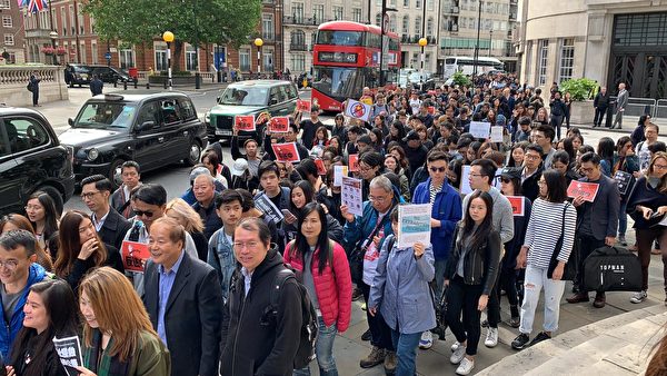 6月9日，大約四千人參加了倫敦的反「送中」大遊行。（唐詩韻／大紀元）