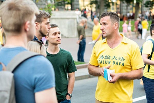 法輪功學員在基輔市中心向民眾講真相。（明慧網）