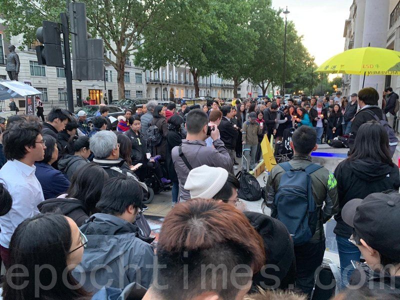 2019年6月5日,英國倫敦中領館外舉行紀念六四30周年燭光晚會。(唐詩韻/大紀元)