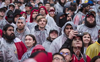 多伦多周一下雨 挡不住球迷看猛龙比赛热情