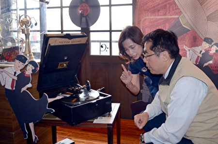 台南市长黄伟哲（右）体验老留声机播放黑胶片。