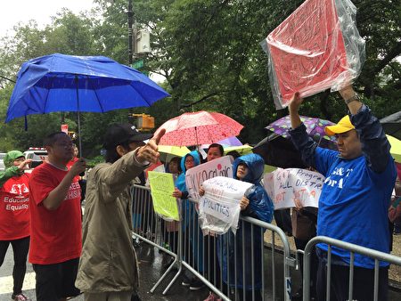 6月13日纽约一些亚裔家长冒雨在市长官邸外抗议取消特殊高中考试计划。