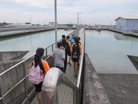 学生实际参观净水厂的净水过程。