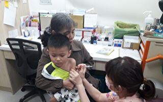 检视预防接种卡 满5岁童尽早完成3剂疫苗接种