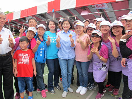 国民党云林县党部号召上千名爱心志工一起包粽子，县长张丽善到场为志工加油。