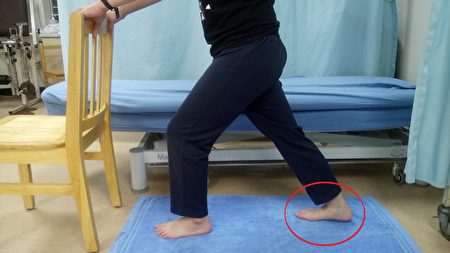 小腿後側肌肉伸展運動 將欲伸展之對側腳向前跨步，伸展側腳向後跨步並注意腳跟著地、膝蓋伸直，直到小腿後側肌肉緊繃位置，維持20-30秒，共5次。