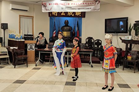 学生展示藏族、新疆维吾尔族、苗族的传统服饰。