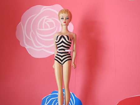 1959年出品、首次在美國國際玩具展覽會（American International Toy Fair）曝光的第一個芭比娃娃