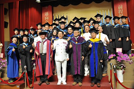 25位來自海軍陸戰隊的經營管理碩士專班學員歡喜畢業，高師大校長吳連賞（前排右2）、陸戰隊指揮官王瑞麟中將（前排右3）相與祝賀。