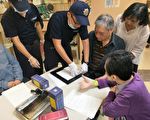 桃園首例  中壢警慶祝警察節老人指紋建檔
