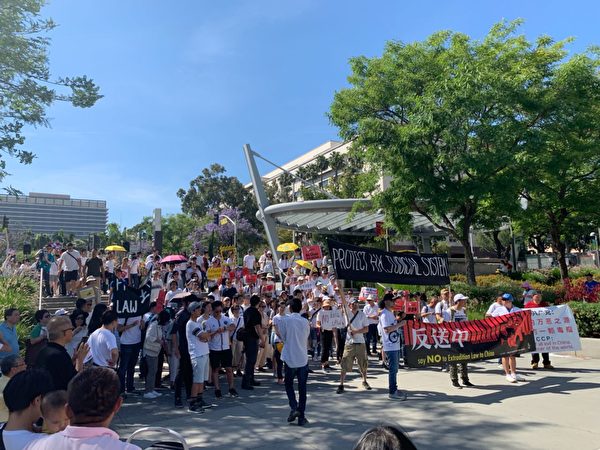 民眾在洛杉磯市政廳前的格蘭公園（Grand Park）集會抗議香港當局醞釀的引渡條例。（姜琳達／大紀元）