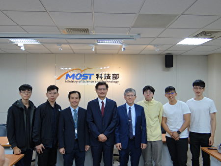 科技部次长许有进(中)、工程技术研究发展司长徐硕鸿(左)、郭峻因教授(右)，及交大电子所研究团队学生