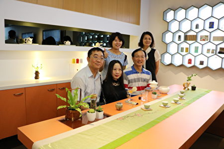  時尚造型設計系系主任蔡閎任博士(1排右)與貴賓在茶席合照。