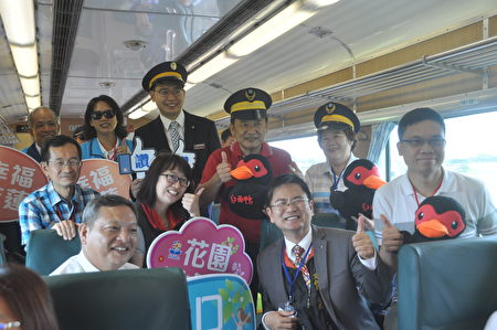 花莲站庆祝台铁132周年生日，贵宾扮一日列车长搭乘“CT273”蒸汽火车，车厢内一起合影。