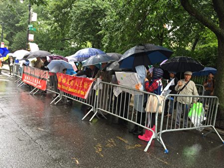 6月13日紐約一些亞裔家長冒雨在市長官邸外抗議取消特殊高中考試計畫。