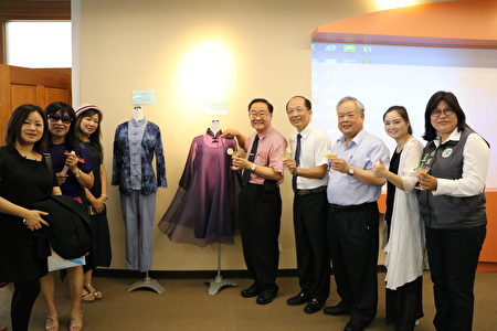  校長林明芳(右5)特別為時尚造型設計系茶服展示作介紹。