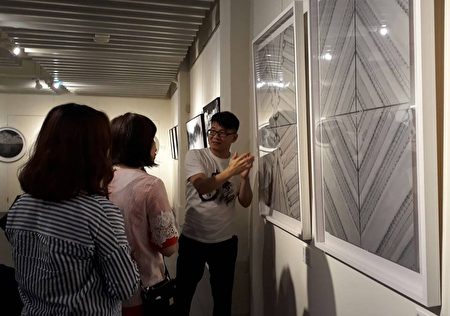 影像艺术家张晋嘉，于屏东美术馆举办“从无到有・无彩影像创作个展”。