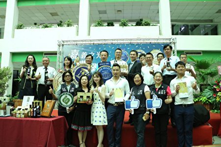  包括旺莱山在内的五位杰出的嘉义县农业企业家将得奖的喜悦分享给全世界的人。