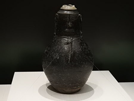 故宫南院“泥土的座标—院藏陶瓷展”，展出柬埔寨〈12-13世纪〉作品“褐黄釉人面像瓶”。