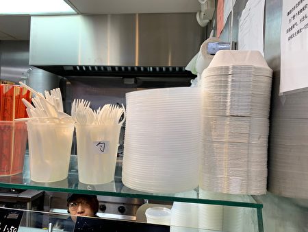 法拉盛的食肆很多已不再使用一次性泡沫塑料飯盒，而改用可降解的塑料餐盒或者紙質餐盒。
