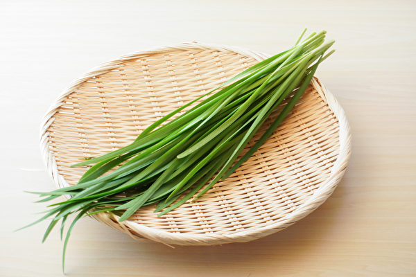 養肝要多吃綠色蔬菜，韭菜和豆芽是春季的最佳食物。(Shutterstock)