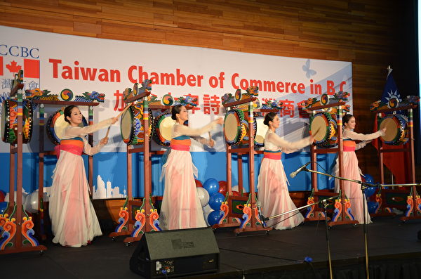 图：卑诗台湾商会举办“迈向世界 台商之夜”，政要嘉宾冠盖云集，共襄盛举。