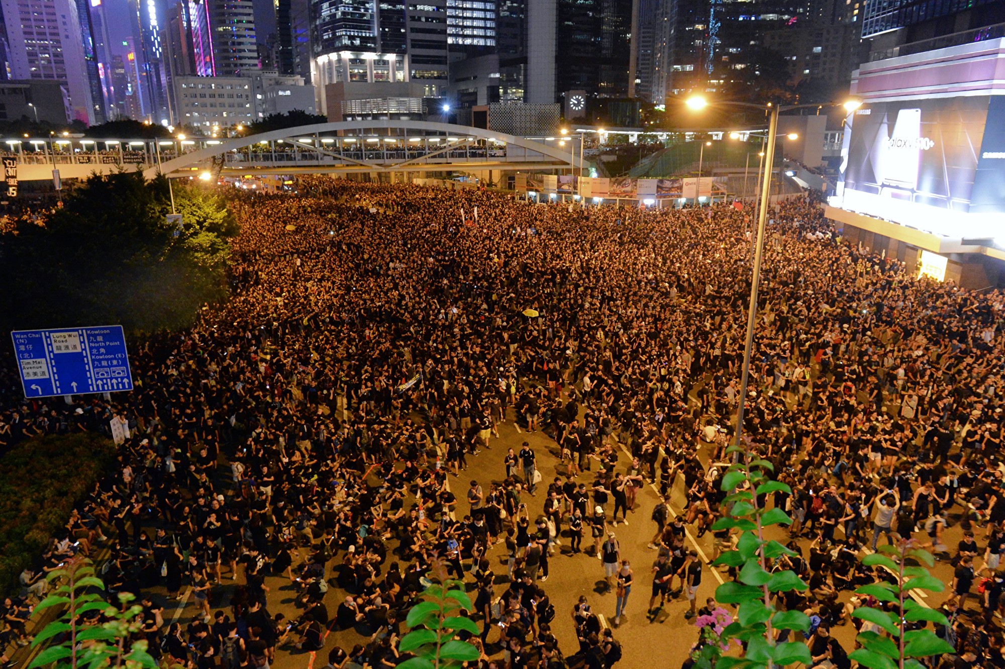 香港特首林鄭月娥15日宣佈暫緩修訂《逃犯條例》後，民主派表明不接受，16日再發起遊行，二百萬人參與，人數空前。（宋碧龍/大紀元）