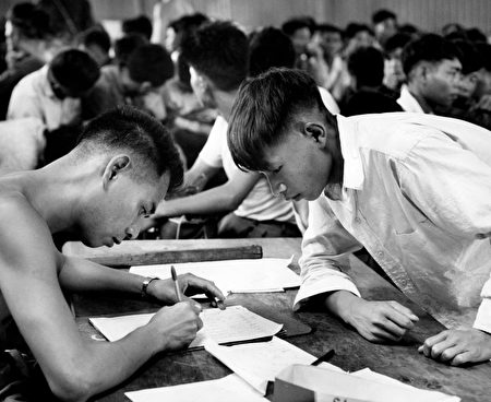 1962年5月，中國逃港難民向香港辦公人員陳述身分。(AFP/Getty Images)