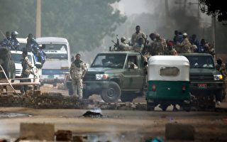 苏丹军队开枪射击静坐人群 导致多人死伤