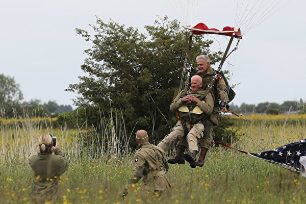 二戰老兵就是湯姆·賴斯（Tom Rice）在諾曼底卡蘭坦郊區的野花田著陸。（Ludovic Marin/AFP/Getty Images）