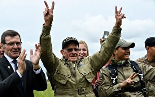 97岁二战老兵跳伞成功 重返诺曼底