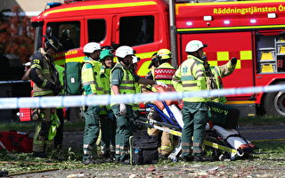 救援人員和消防員6月7日上午在瑞典林雪平鎮發生爆炸襲擊的公寓樓外工作。（Jeppe Gustafsson/AFP/Getty Images）