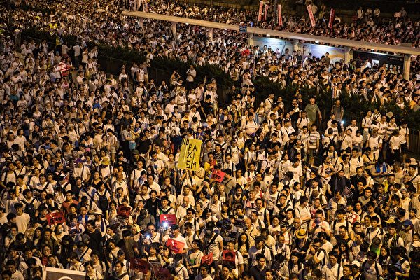 Protesters attend a rally against a controversial extradition law proposal in Hong Kong on June 9, 2019. - Hong Kong witnessed its largest street protest in at least 15 years on June 9 as crowds massed against plans to allow extraditions to China, a proposal that has sparked a major backlash against the city's pro-Beijing leadership. (Photo by DALE DE LA REY / AFP) (Photo credit should read 