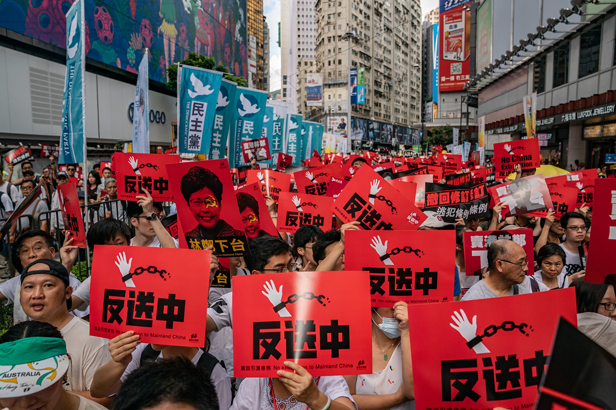 6月9日，香港百萬人上街大遊行「反送中」，即反對港府欲對「引渡條例」立法。（Anthony Kwan/Getty Images）