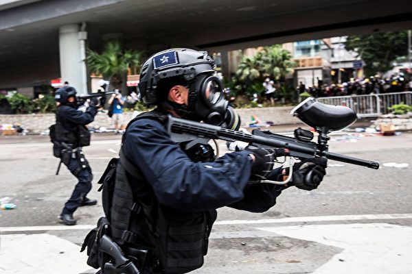 Police fire non-lethal projectiles during violent clashes against protesters in Hong Kong on June 12, 2019. - Violent clashes broke out in Hong Kong on June 12 as police tried to stop protesters storming the city's parliament, while tens of thousands of people blocked key arteries in a show of strength against government plans to allow extraditions to China. (Photo by ISAAC LAWRENCE / AFP) (Photo credit should read 