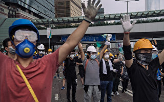 防中共搜集个资 香港人着全副武装上街抗议