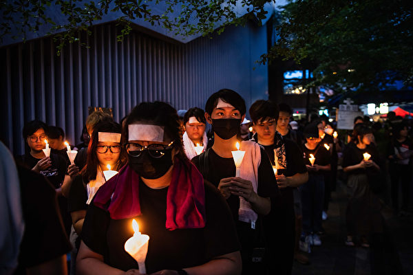 香港民眾聚在一起悼念6月15日在金鐘太古廣場、疑因情緒激動發生意外墜下的男子。（Billy H.C. Kwok/Getty Images)