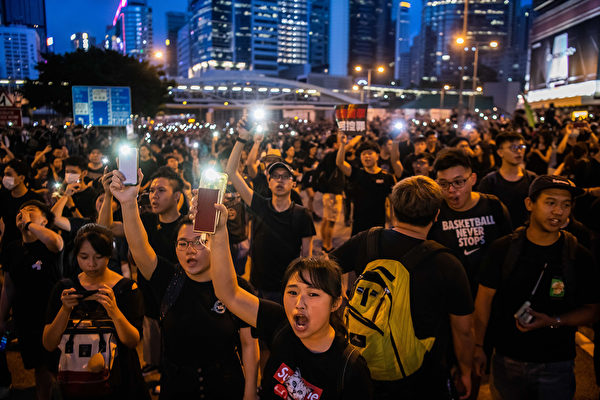 抗议人群不仅未散去，而且依然大声疾呼撤回恶法、要求香港特首林郑月娥下台。（Billy H.C. Kwok/Getty Images)