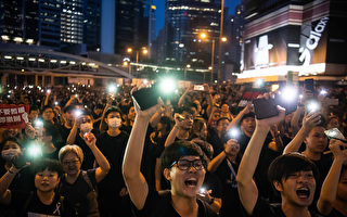 组图7：香港深夜 民众仍大声疾呼撤回恶法