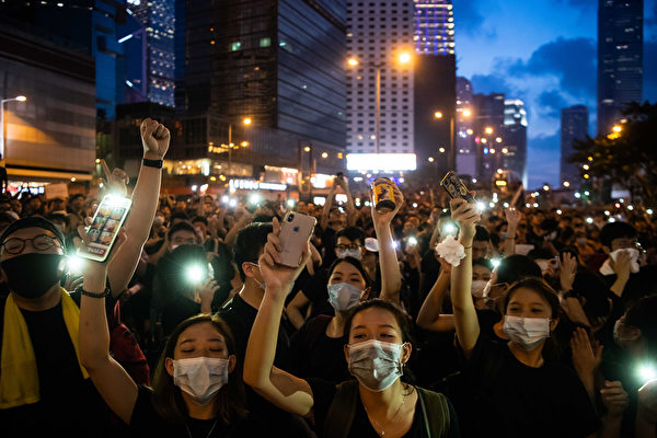 抗议人群不仅未散去，而且依然大声疾呼撤回恶法、要求香港特首林郑月娥下台。（Billy H.C. Kwok/Getty Images)